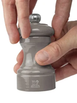 Peugeot Saveurs Bistro Moulin à poivre manuel en bois laqué, gris taupe 10 cm - 4in. -><noscript><img width=