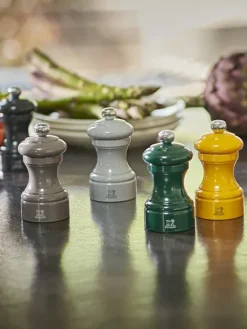 Peugeot Saveurs Bistro Moulin à poivre manuel en bois laqué, gris taupe 10 cm - 4in. -><noscript><img width=