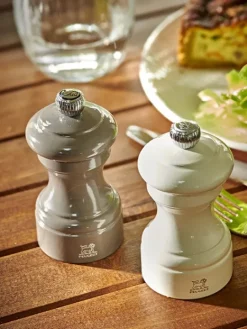Peugeot Saveurs Bistro Moulin à poivre manuel en bois laqué, gris taupe 10 cm - 4in. -><noscript><img width=