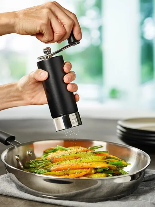 Peugeot Saveurs Isen Moulin à sel à manivelle en bois et inox, noir, u'select, 18 cm - 7" -> Envie De Design|Envie De Saveurs
