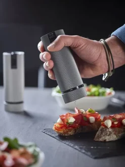 Peugeot Saveurs Line electrique Moulin à poivre électrique rechargeable u'select, batterie lithium-ion, carbone, 15 cm - 6in. -><noscript><img width=