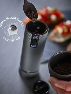 Peugeot Saveurs Line electrique Moulin à sel électrique rechargeable u'select, batterie lithium-ion, aluminium, 15 cm - 6in. -> Idées Cadeaux -100€|Envie De Design