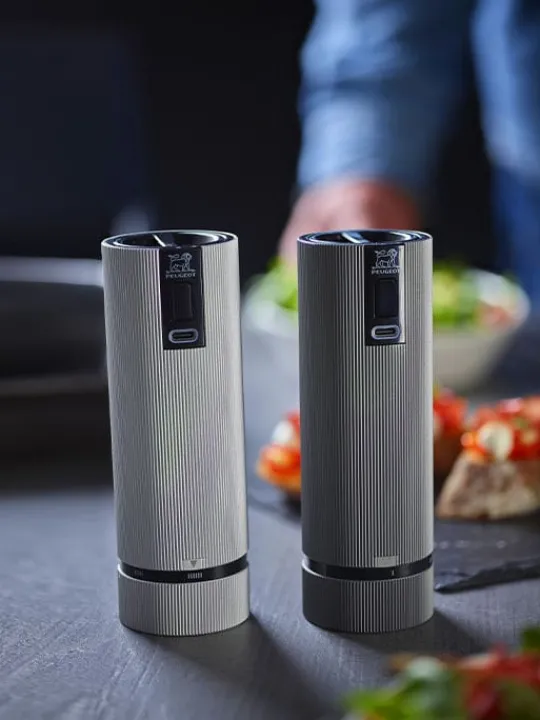 Peugeot Saveurs Line electrique Moulin à sel électrique rechargeable u'select, batterie lithium-ion, aluminium, 15 cm - 6in. -> Idées Cadeaux -100€|Envie De Design