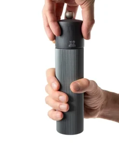 Peugeot Saveurs Line Moulin à poivre manuel en bois et aluminium, carbone, 22 cm -><noscript><img width=