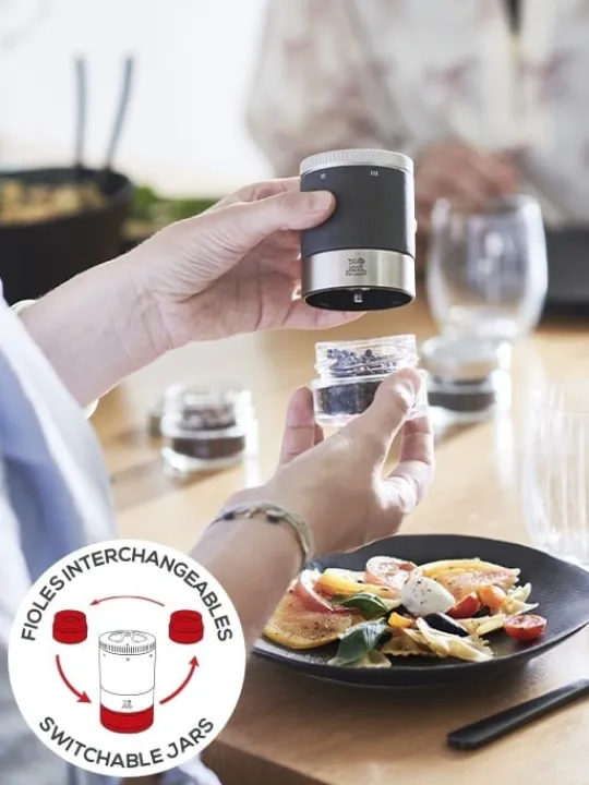 Peugeot Saveurs Maestro Bar à poivres - moulin à poivre u'select accompagné de 3 grands crus de poivres, de 3 réservoirs interchangeables. -> Idées Cadeaux -100€|Coffrets Cadeaux