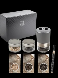 Peugeot Saveurs Maestro Bar à poivres - moulin à poivre u'select accompagné de 3 grands crus de poivres, de 3 réservoirs interchangeables, gris roche -> Coffrets Cadeaux|Envie De Design