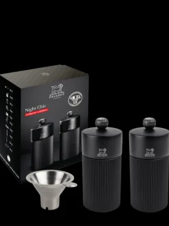 Peugeot Saveurs Night chic Coffret cadeau - duo de moulins à poivre et à sel manuels line noir mat 12 cm et son entonnoir en inox -> Idées Cadeaux -100€|Coffrets Cadeaux
