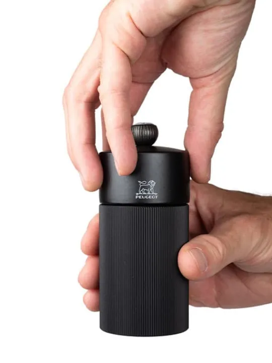 Peugeot Saveurs Night chic Coffret cadeau - duo de moulins à poivre et à sel manuels line noir mat 12 cm et son entonnoir en inox -> Idées Cadeaux -100€|Coffrets Cadeaux