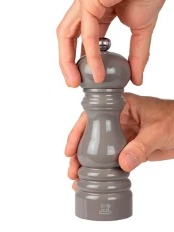 Peugeot Saveurs Paris Moulin à sel manuel en bois laqué, gris taupe, 18 cm - 7in. -><noscript><img width=