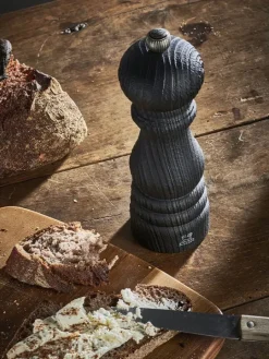 Peugeot Saveurs Paris nature black Moulin à poivre manuel en bois upcyclé et son poivre fair trade, noir, 22 cm - 9in -><noscript><img width=