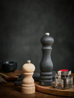 Peugeot Saveurs Paris nature black Moulin à poivre manuel en bois upcyclé et son poivre fair trade, noir, 22 cm - 9in -><noscript><img width=